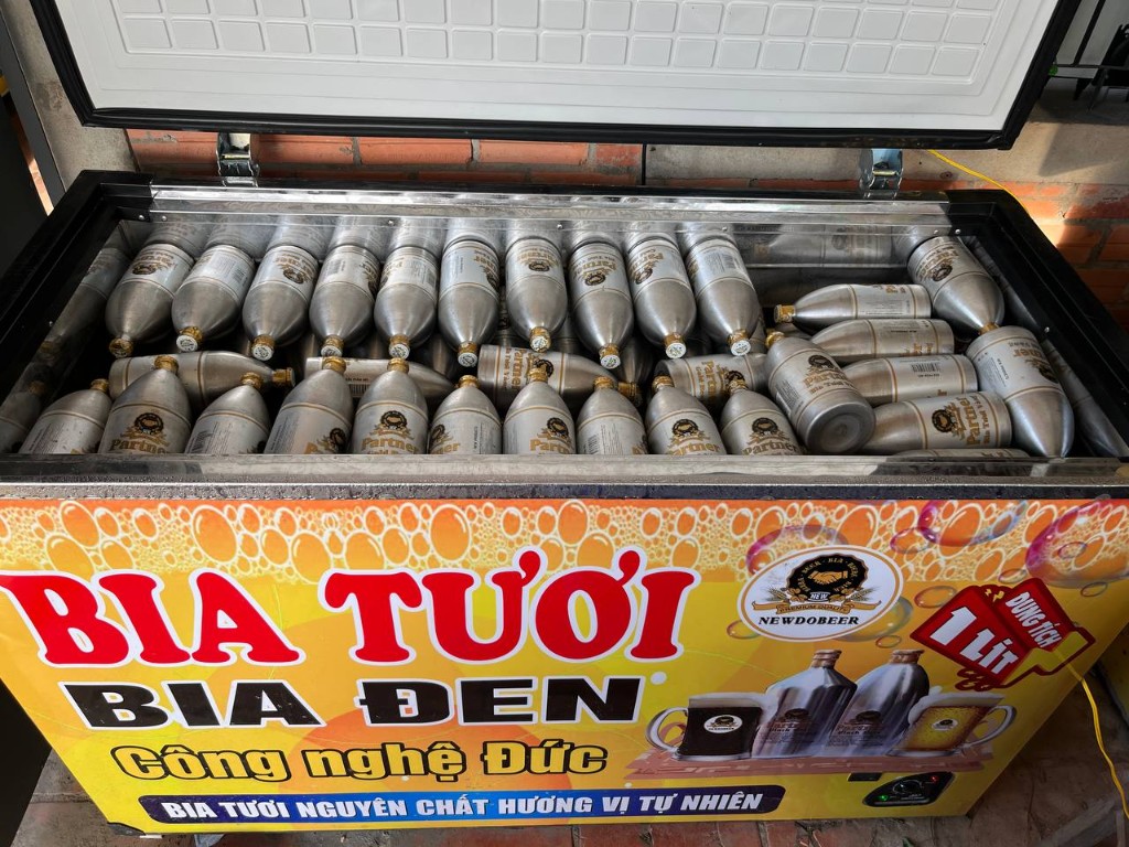 Tủ bia tươi đầy chai inox thực tế